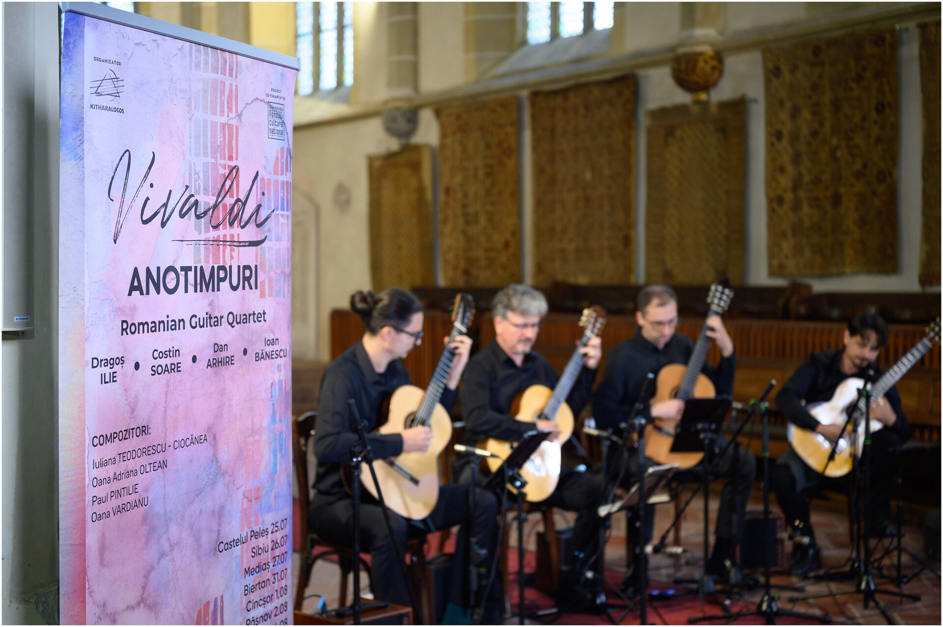 Bannerul turneului „Vivaldi Anotimpuri — Romanian Guitar Quartet”, cu cei patru chitariști cântând în plan secund.